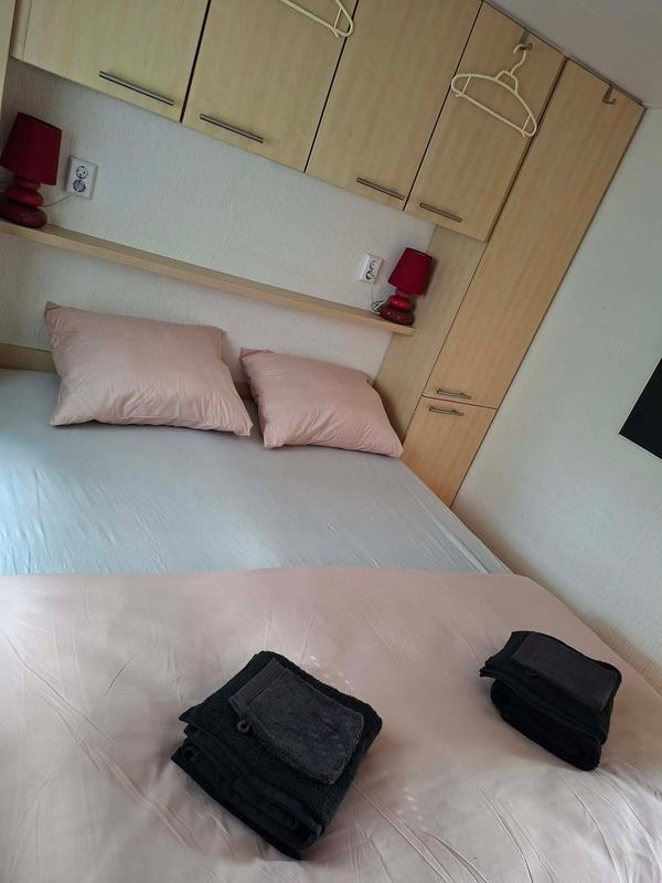 Opgemaakt tweepersoonsbed met handdoeken