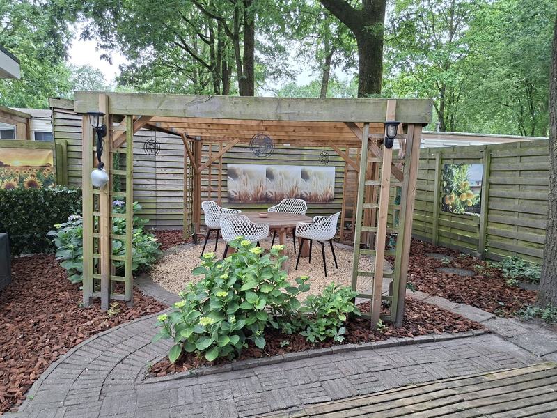 Houten paviljoen met tuinstoelen